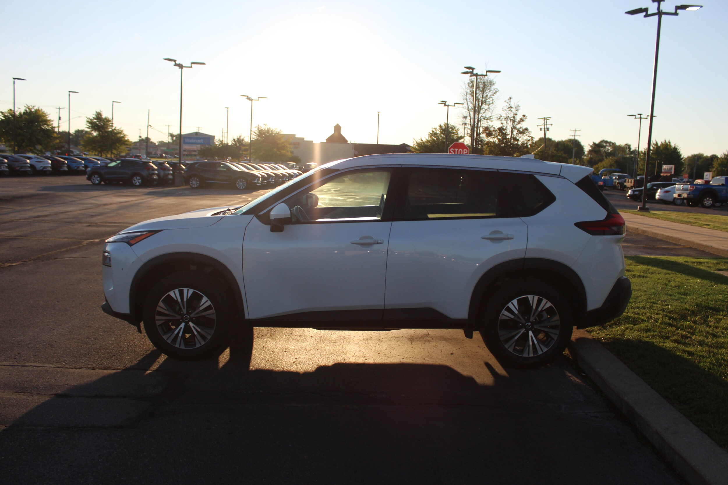 2021 Nissan Rogue SV photo 3