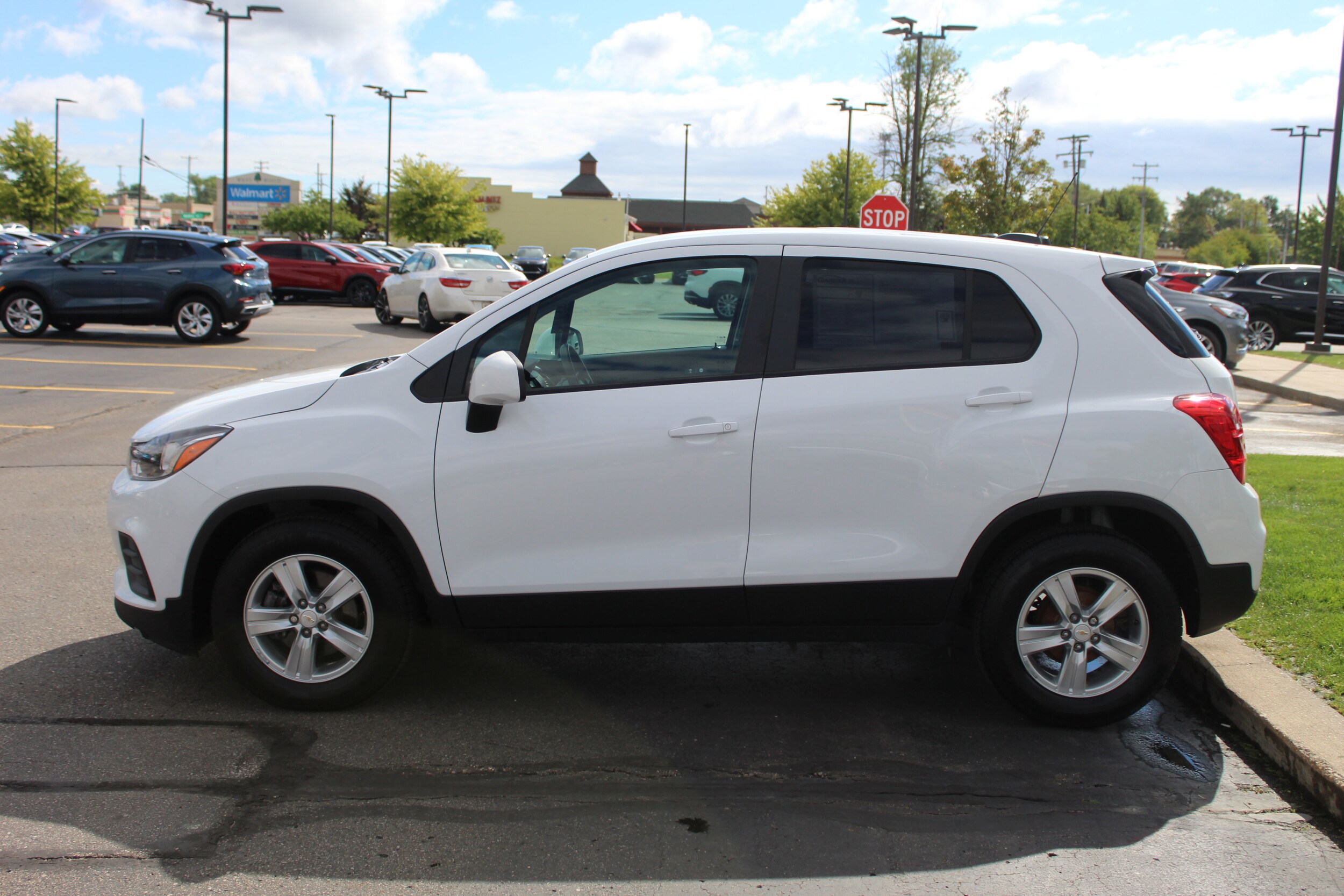 2022 Chevrolet Trax LS photo 4