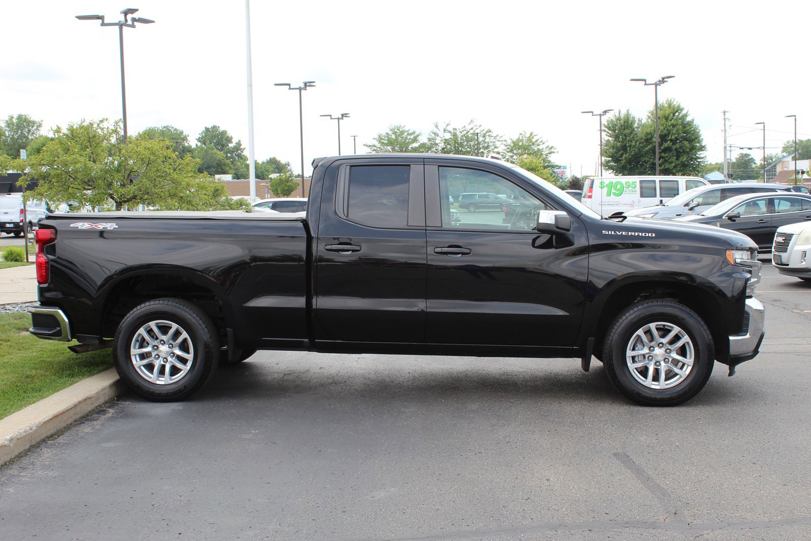 Used 2020 Chevrolet Silverado 1500 LT with VIN 1GCRYDED7LZ135754 for sale in Saginaw, MI