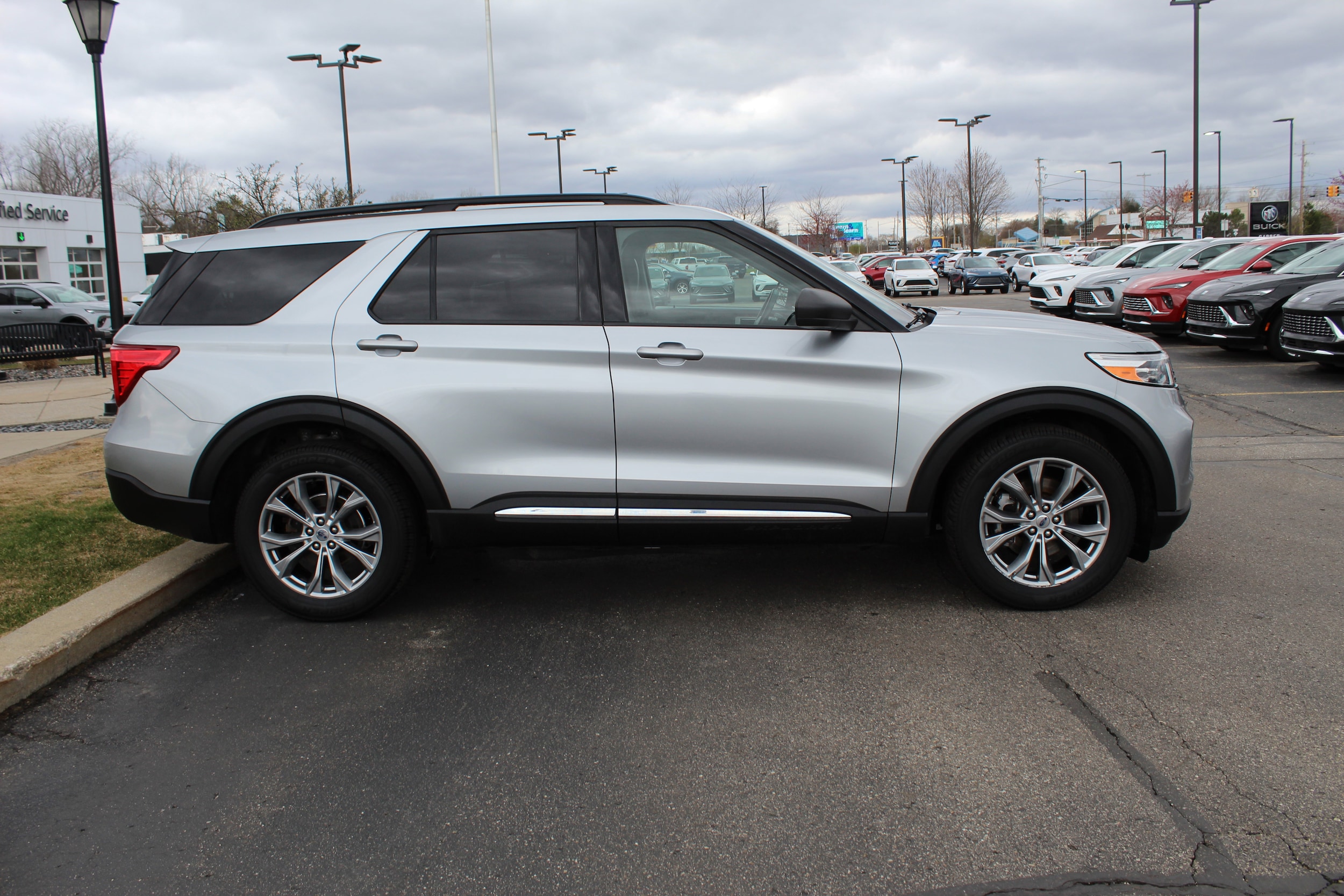 Used 2022 Ford Explorer XLT with VIN 1FMSK8DH5NGA44023 for sale in Saginaw, MI