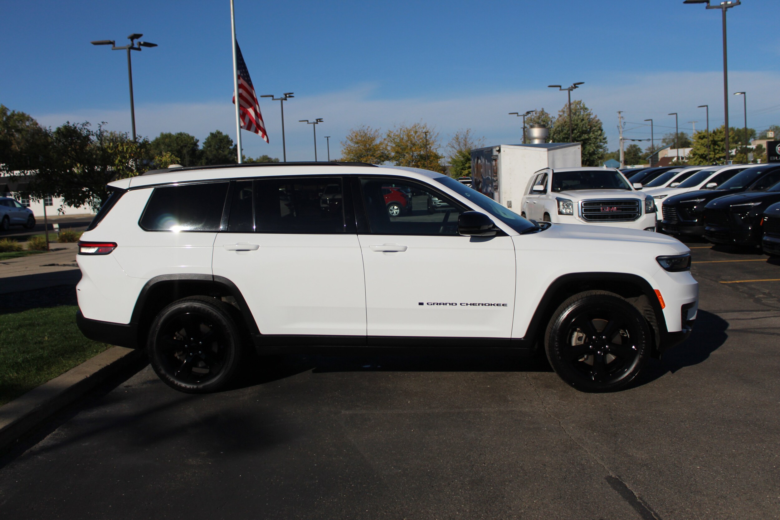 2023 Jeep Grand Cherokee Altitude photo 2