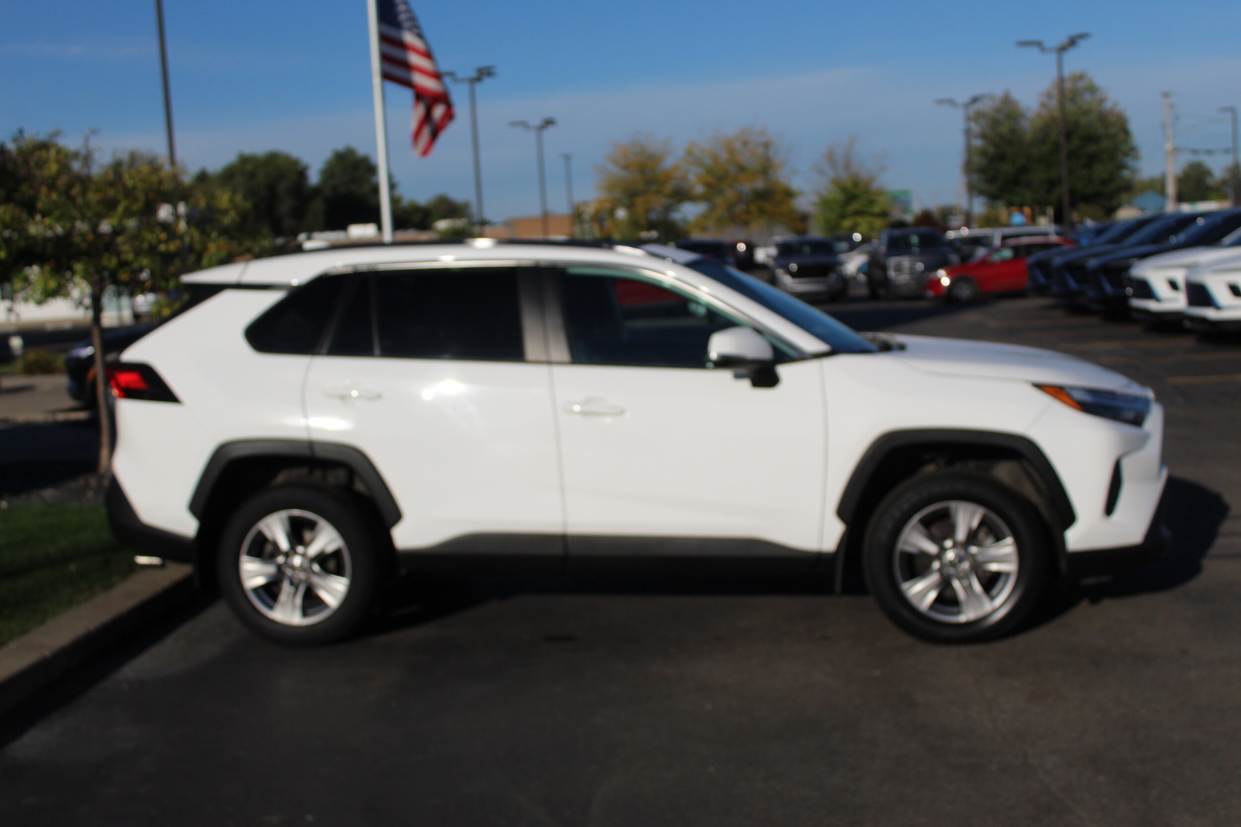 2022 Toyota RAV4 XLE photo 2