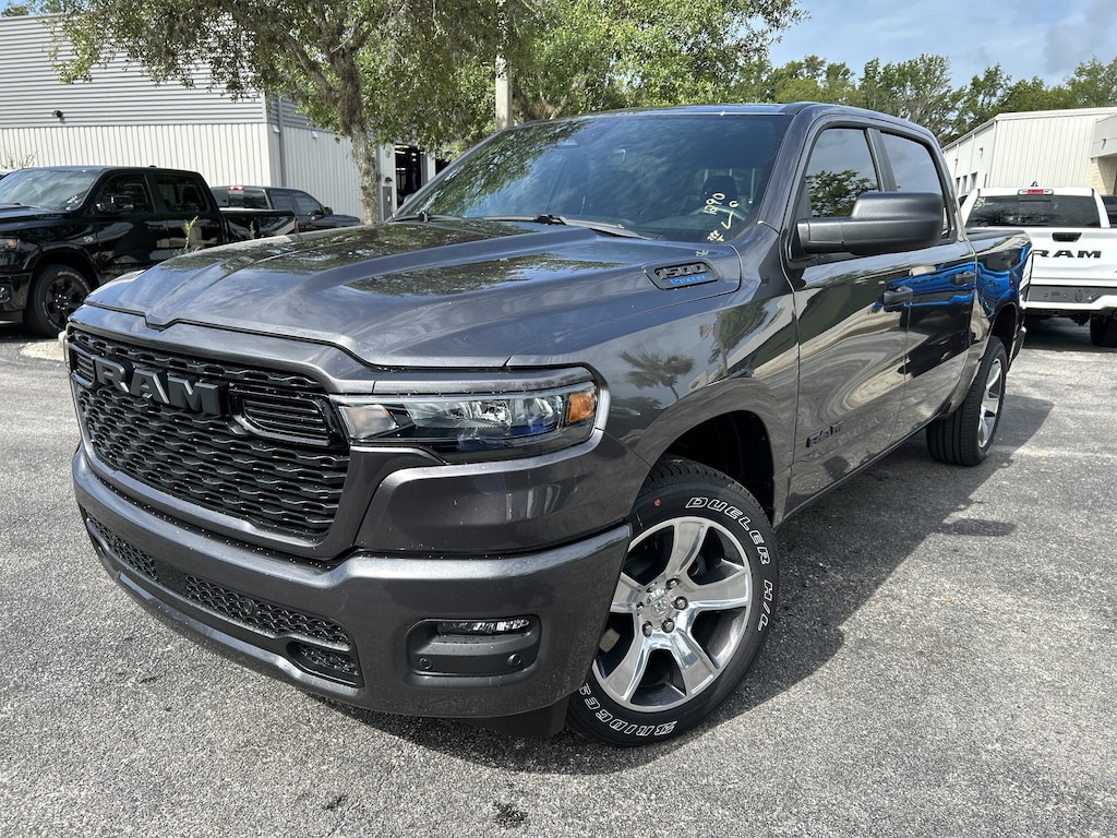 New 2026 Ram 1500 EXPRESS CREW CAB 4X2 5'7 BOX Pickup