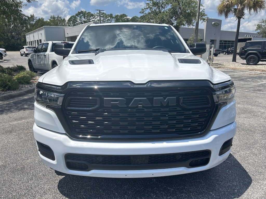 New 2026 Ram 1500 EXPRESS CREW CAB 4X4 5'7 BOX Pickup