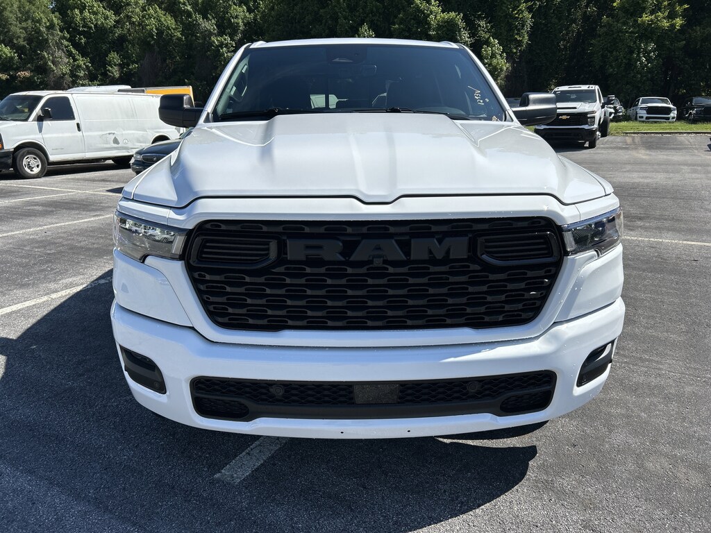 New 2026 Ram 1500 EXPRESS CREW CAB 4X2 5'7 BOX Pickup