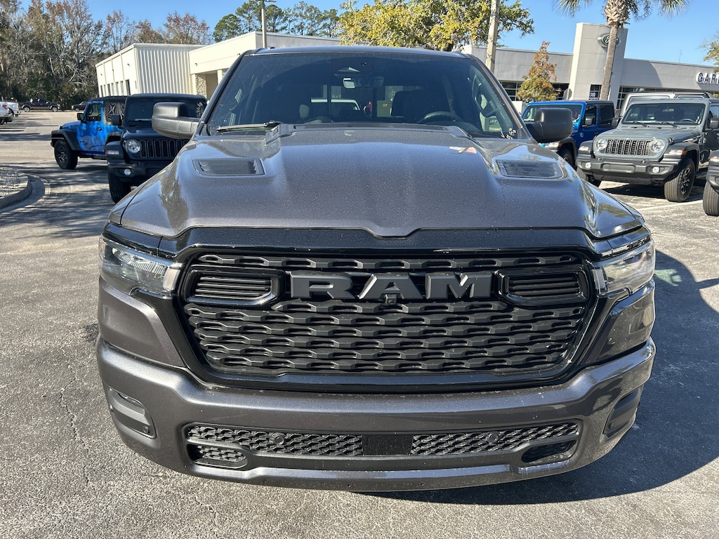 New 2026 Ram 1500 EXPRESS CREW CAB 4X4 5'7 BOX Pickup