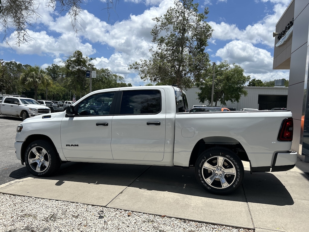 New 2026 Ram 1500 EXPRESS CREW CAB 4X2 5'7 BOX Pickup