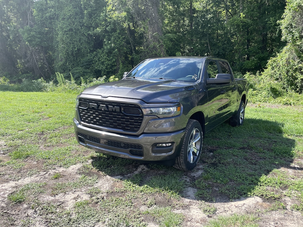New 2026 Ram 1500 EXPRESS CREW CAB 4X2 5'7 BOX Pickup