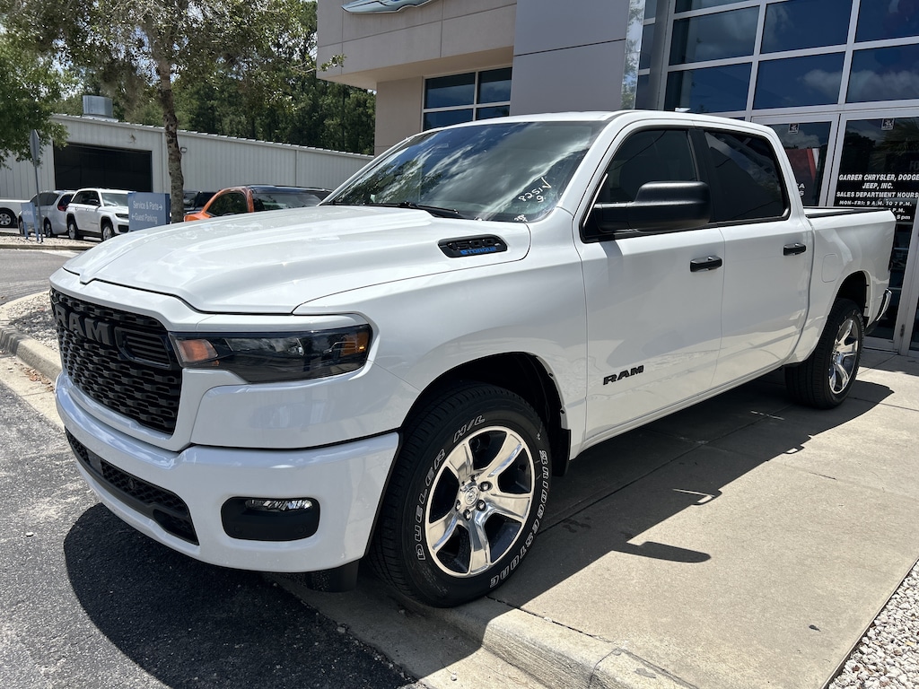 New 2026 Ram 1500 EXPRESS CREW CAB 4X2 5'7 BOX Pickup