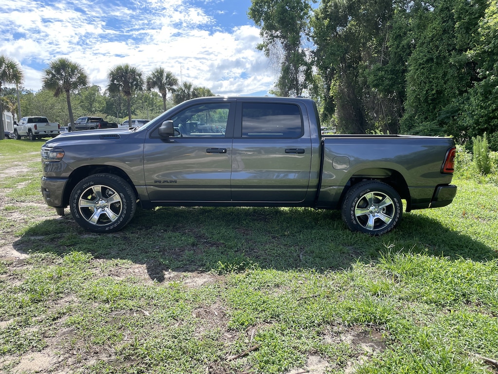 New 2026 Ram 1500 EXPRESS CREW CAB 4X2 5'7 BOX Pickup