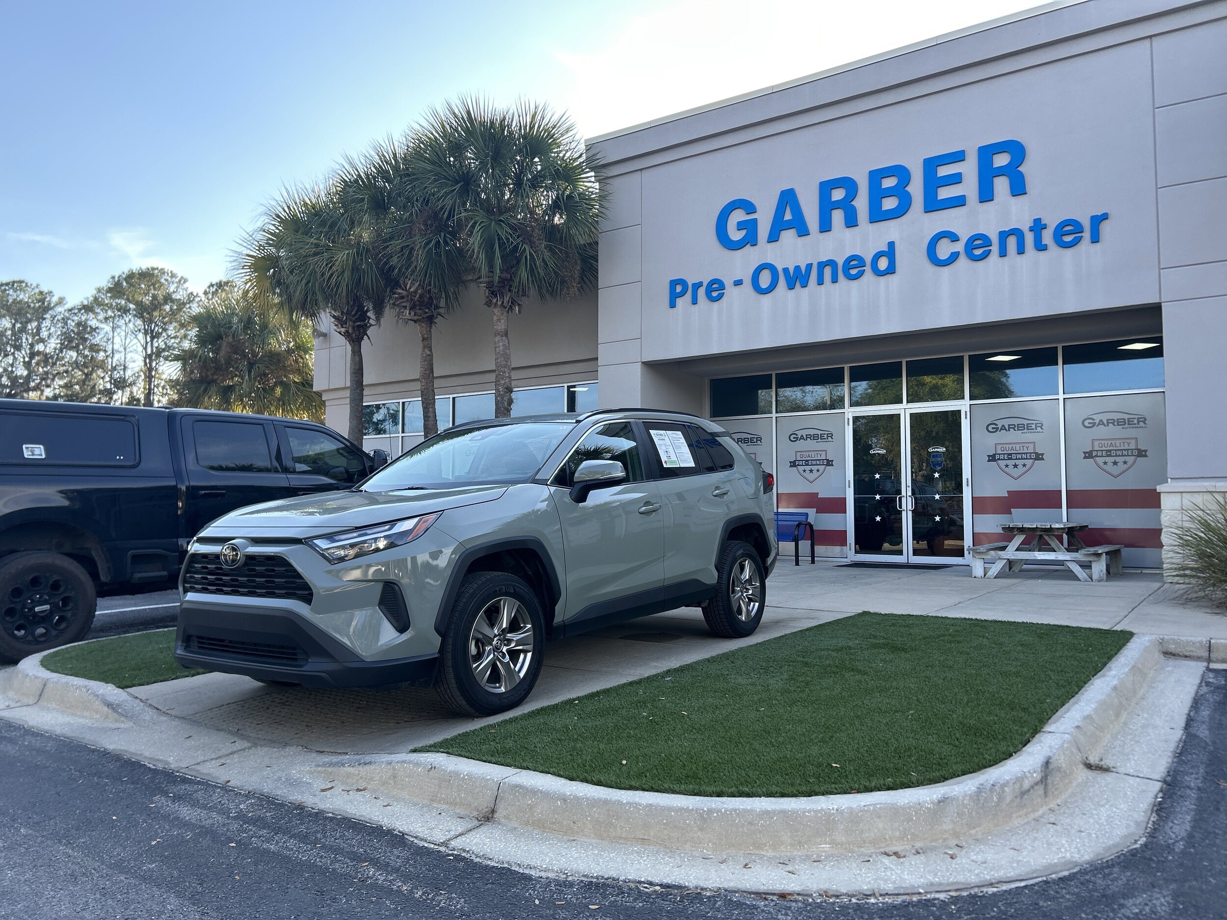 2023 Toyota RAV4 XLE photo 3