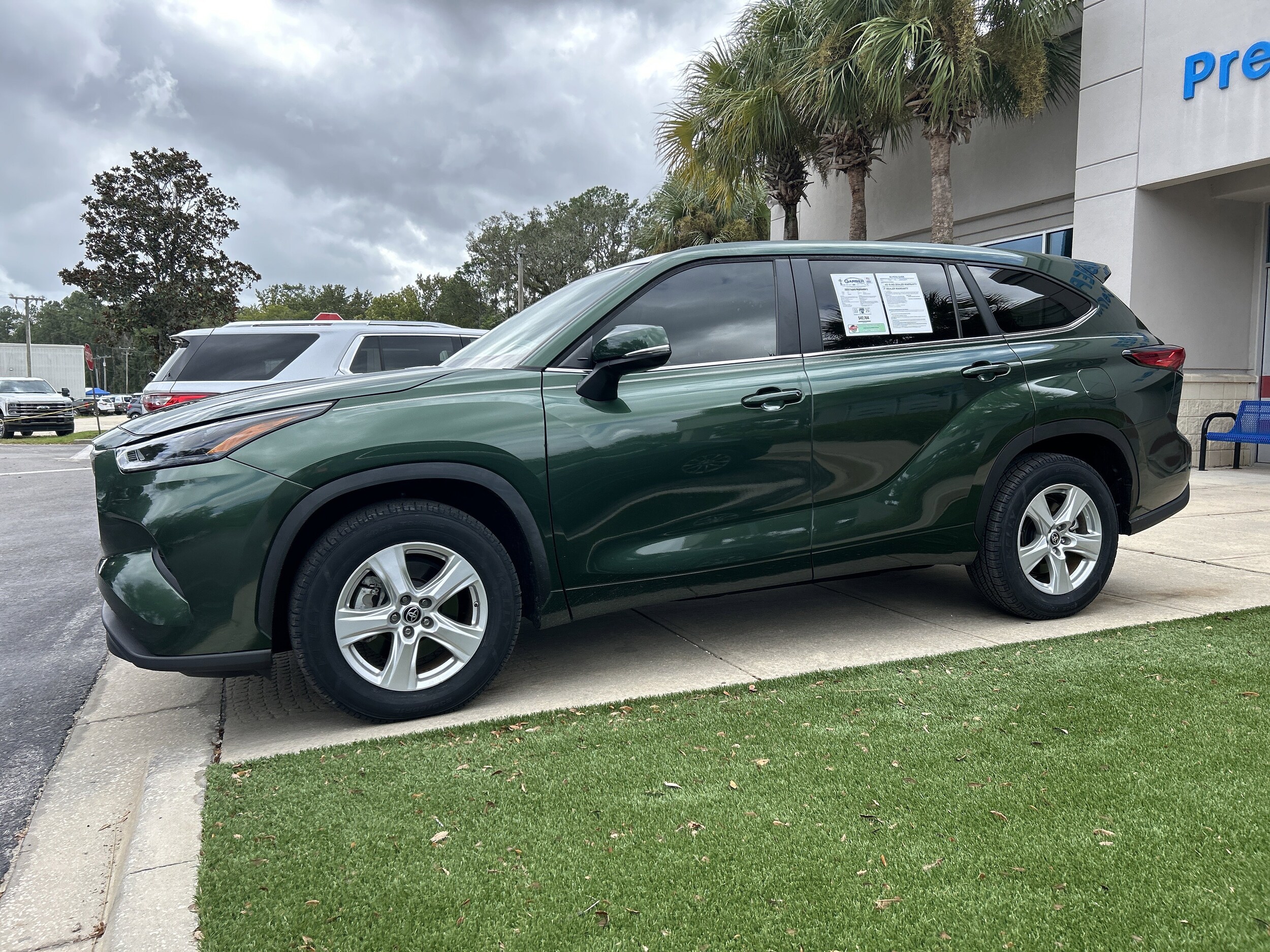 2023 Toyota Highlander L photo 4