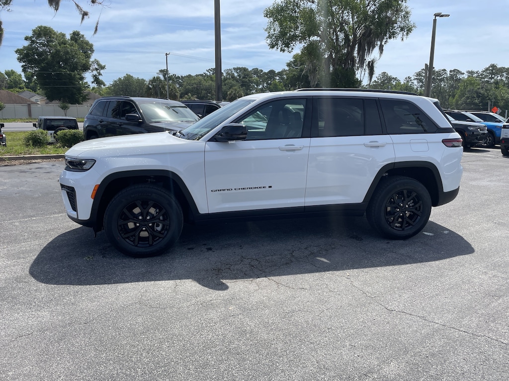 New 2026 Jeep Grand Cherokee LAREDO ALTITUDE 4X2 Sport Utility