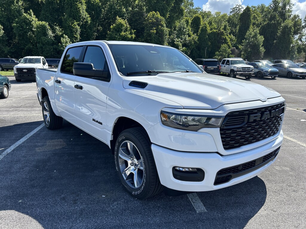 New 2026 Ram 1500 EXPRESS CREW CAB 4X2 5'7 BOX Pickup