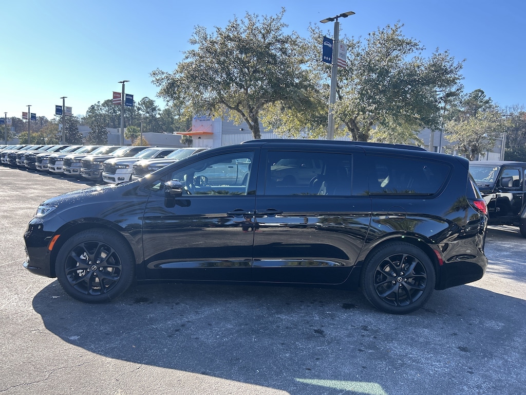 New 2026 Chrysler Pacifica SELECT Passenger Van