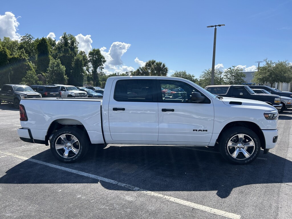 New 2026 Ram 1500 EXPRESS CREW CAB 4X2 5'7 BOX Pickup