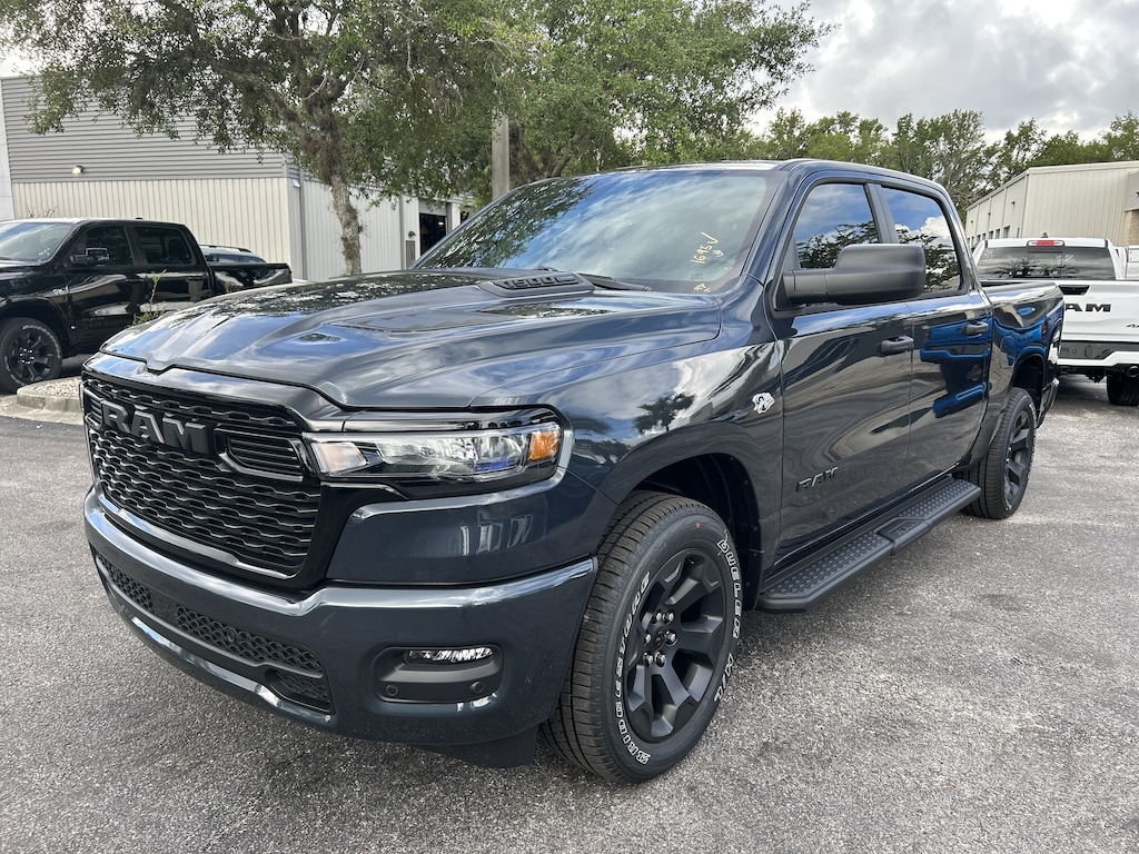 New 2026 Ram 1500 EXPRESS CREW CAB 4X4 5'7 BOX Pickup
