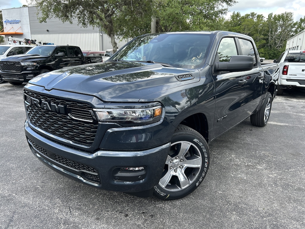 New 2026 Ram 1500 EXPRESS CREW CAB 4X2 5'7 BOX Pickup