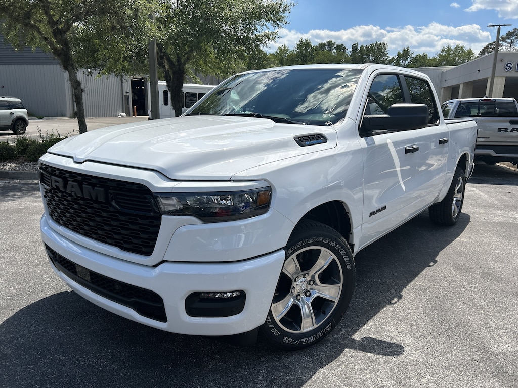 New 2026 Ram 1500 EXPRESS CREW CAB 4X2 5'7 BOX Pickup