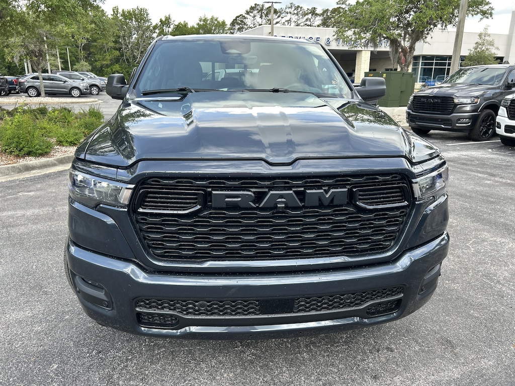 New 2026 Ram 1500 EXPRESS CREW CAB 4X2 5'7 BOX Pickup