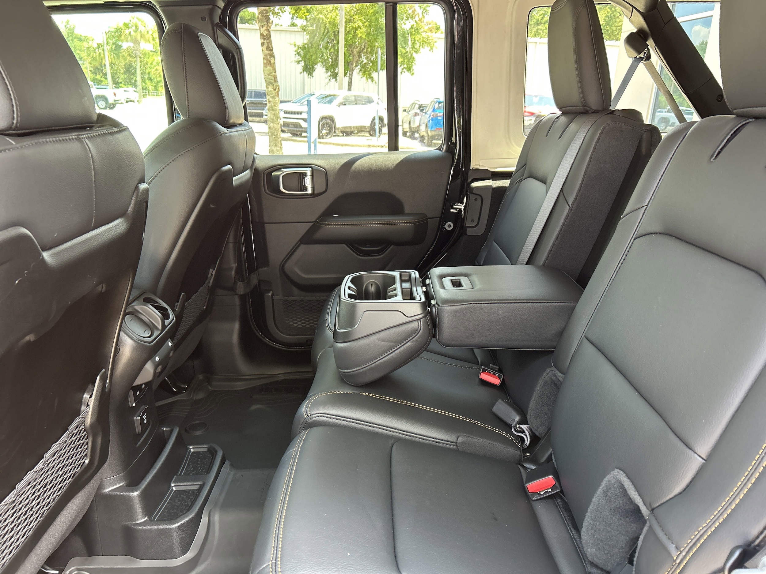 2025 Jeep Wrangler 4-Door Sahara - Photo 29