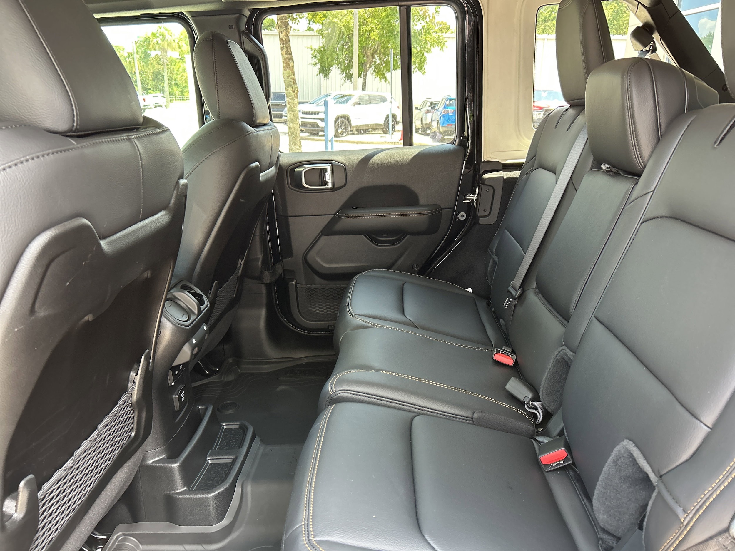 2025 Jeep Wrangler 4-Door Sahara - Photo 28