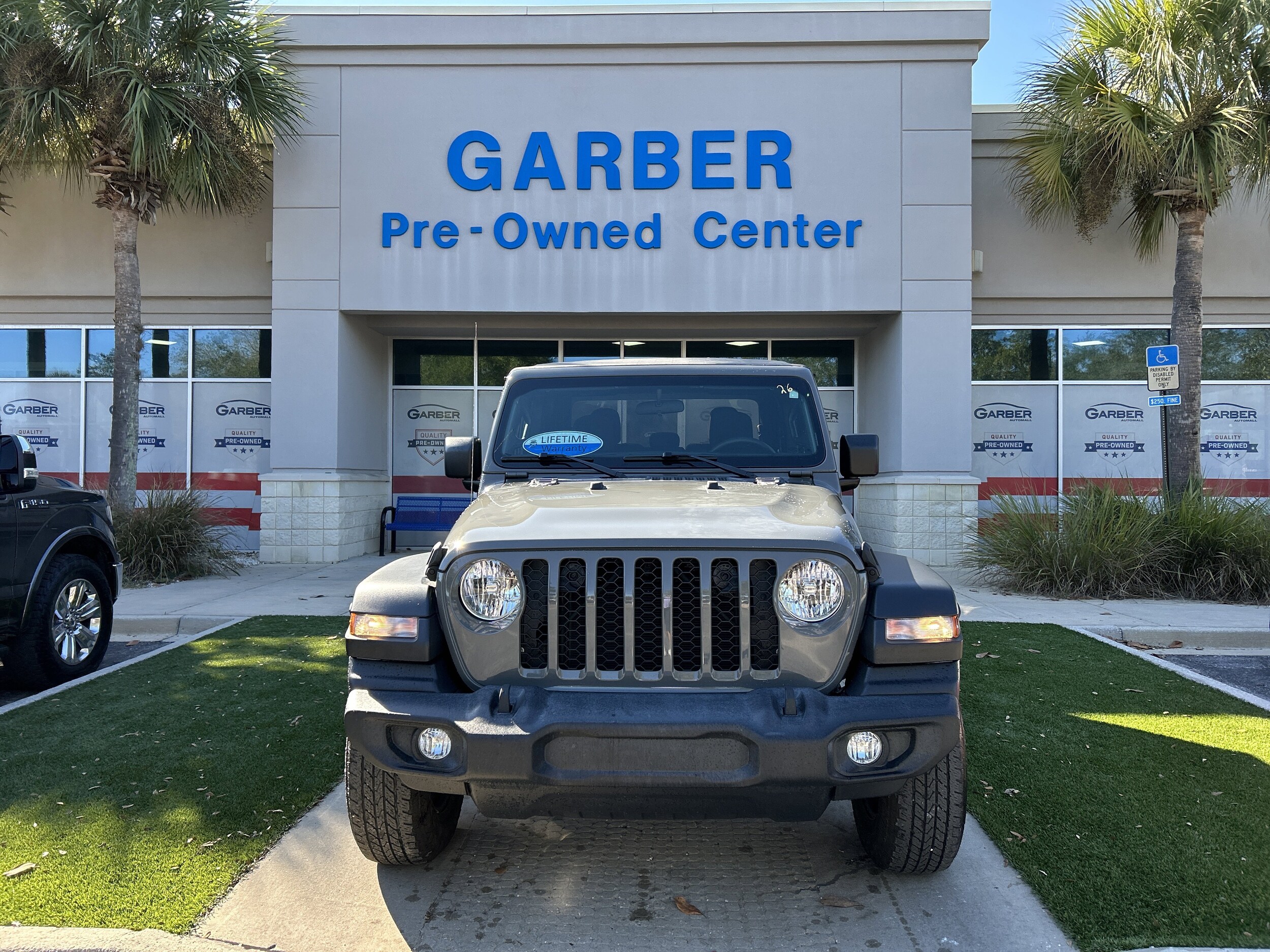 2020 Jeep Gladiator Sport photo 2