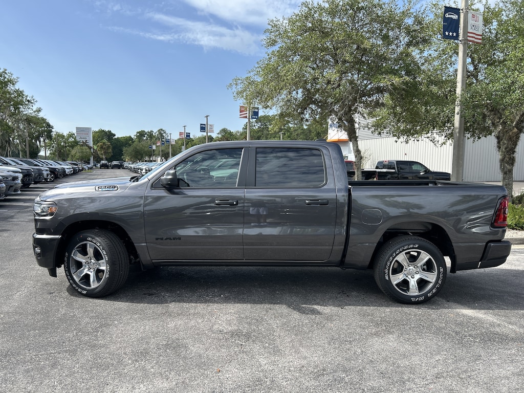 New 2026 Ram 1500 EXPRESS CREW CAB 4X2 5'7 BOX Pickup