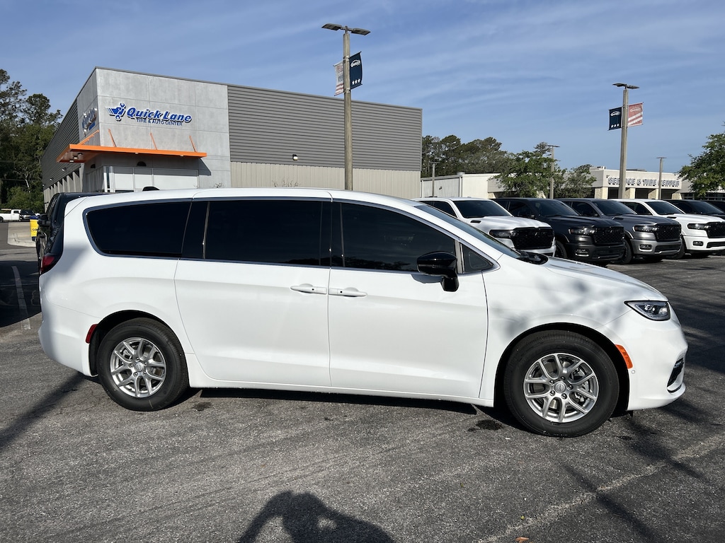 New 2026 Chrysler Pacifica SELECT Passenger Van