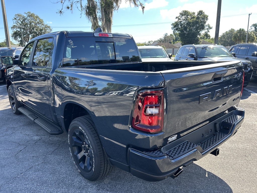 New 2026 Ram 1500 EXPRESS CREW CAB 4X4 5'7 BOX Pickup
