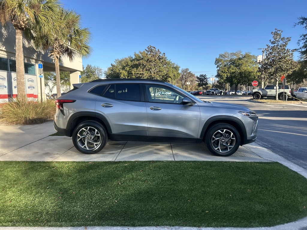 Used 2025 Chevrolet Trax LT SUV