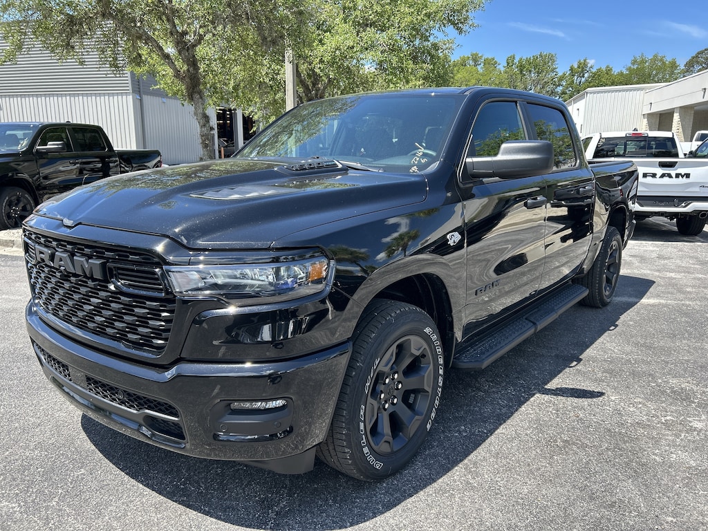New 2026 Ram 1500 EXPRESS CREW CAB 4X4 5'7 BOX Pickup