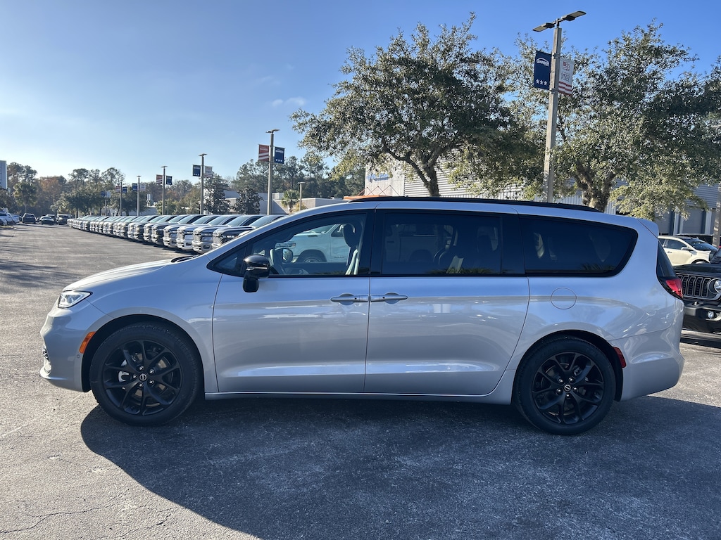 New 2026 Chrysler Pacifica LIMITED Passenger Van