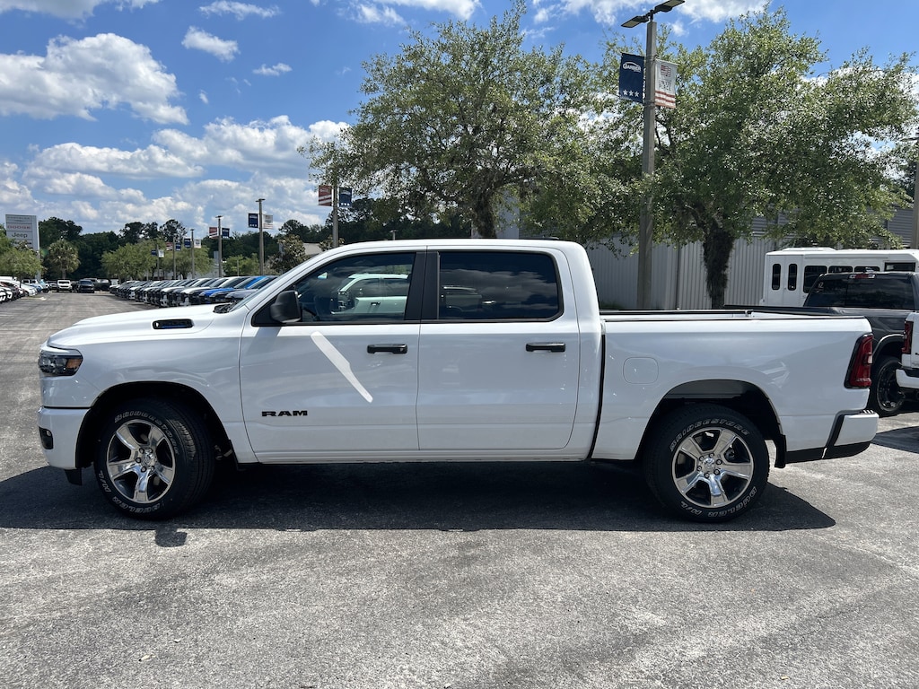 New 2026 Ram 1500 EXPRESS CREW CAB 4X2 5'7 BOX Pickup