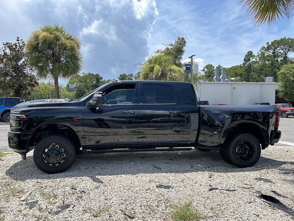 New 2026 Ram 3500 LARAMIE MEGA CAB 4X4 6'4 BOX Pickup