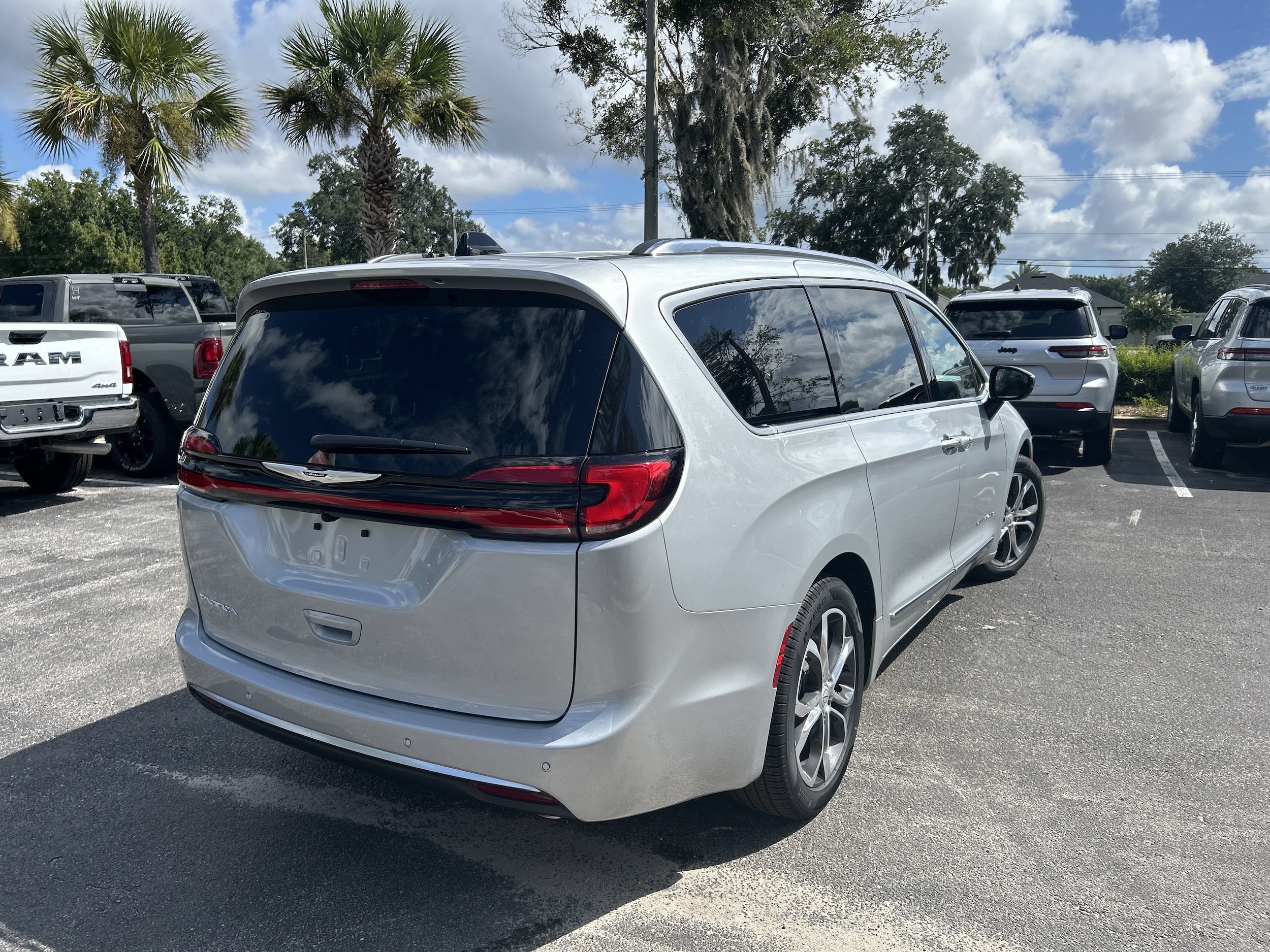 2026 Chrysler Pacifica Pinnacle - Photo 11