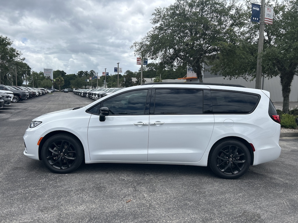New 2026 Chrysler Pacifica SELECT Passenger Van