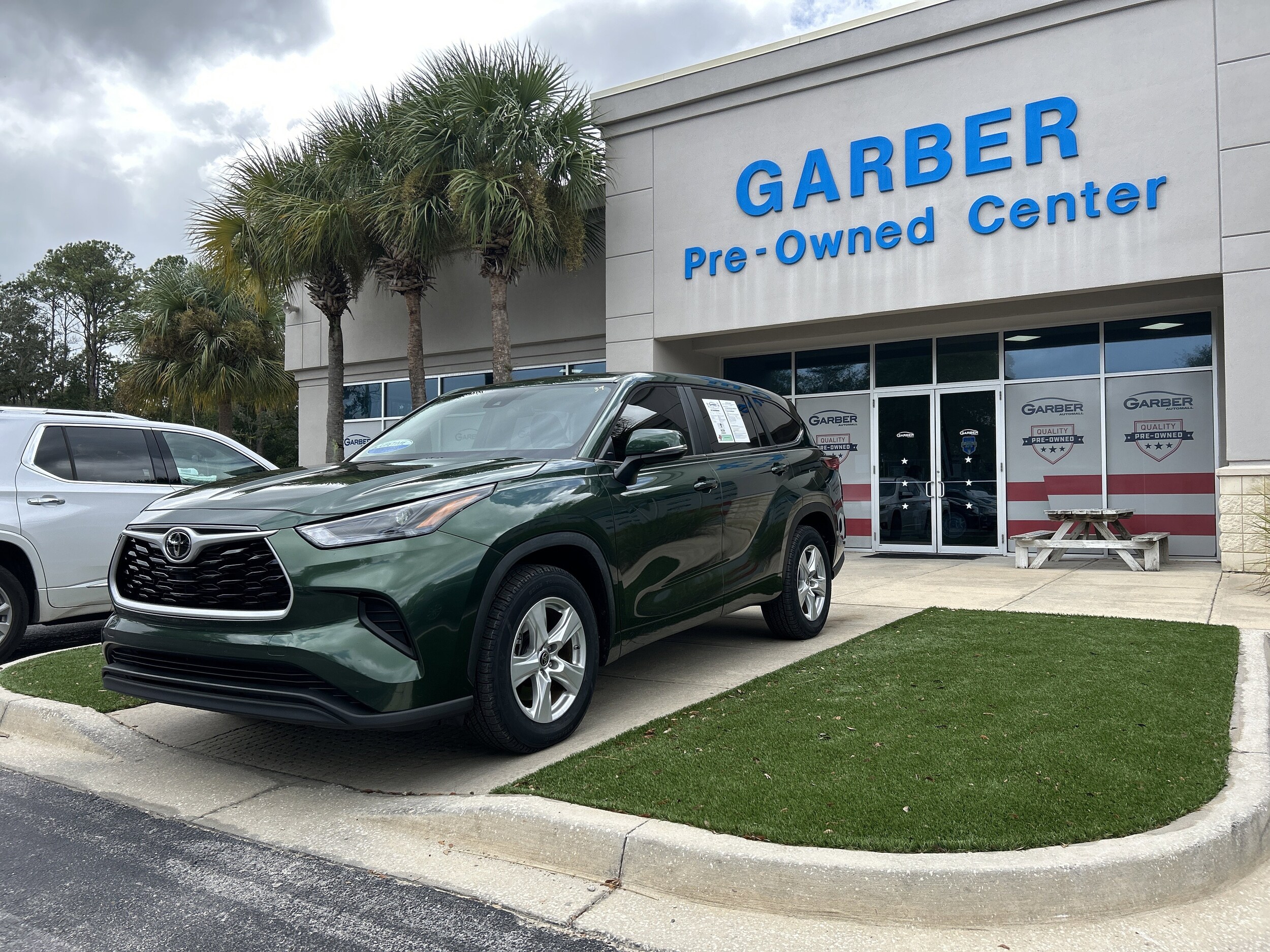 2023 Toyota Highlander L photo 3