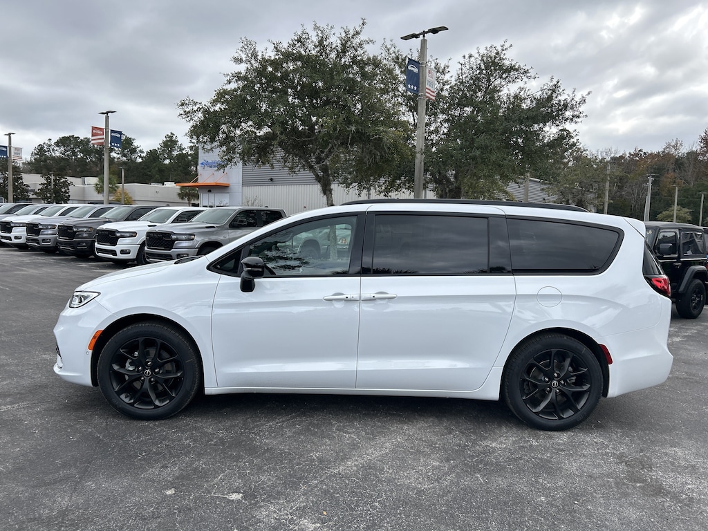 New 2026 Chrysler Pacifica SELECT Passenger Van