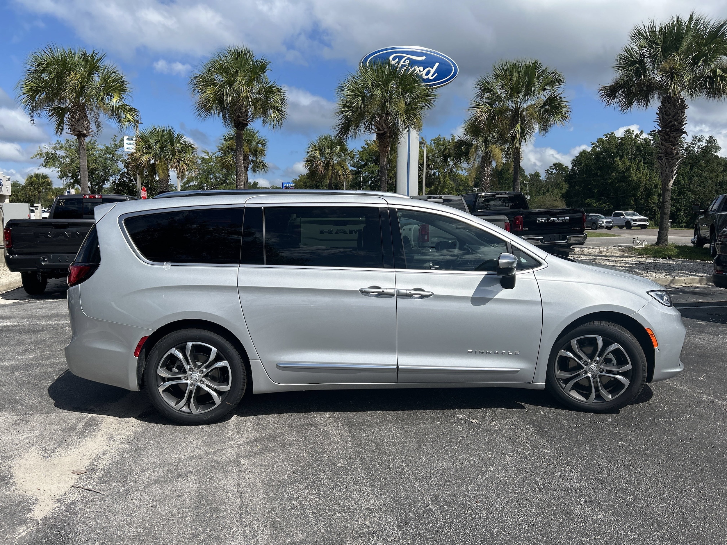 2026 Chrysler Pacifica Pinnacle - Photo 12