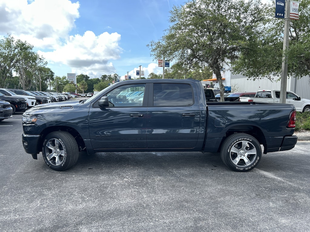 New 2026 Ram 1500 EXPRESS CREW CAB 4X2 5'7 BOX Pickup