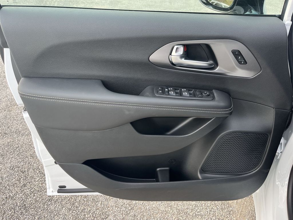 2026 Chrysler Pacifica Select - Photo 14