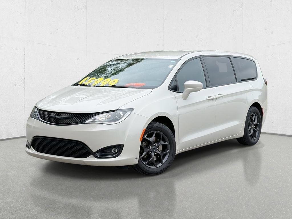 2020 Chrysler Pacifica Touring's photo