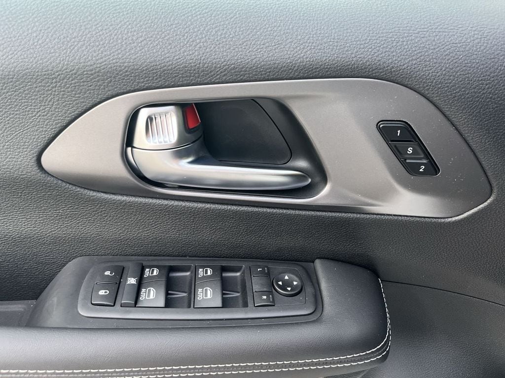 2026 Chrysler Pacifica Select - Photo 15