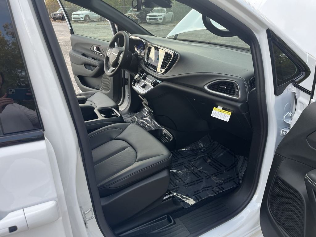 2026 Chrysler Pacifica Select - Photo 27