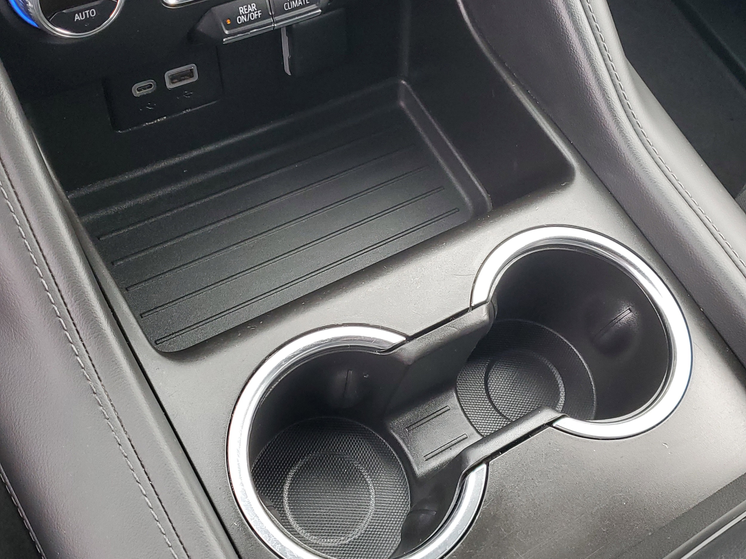 2024 GMC Yukon SLE - Photo 18