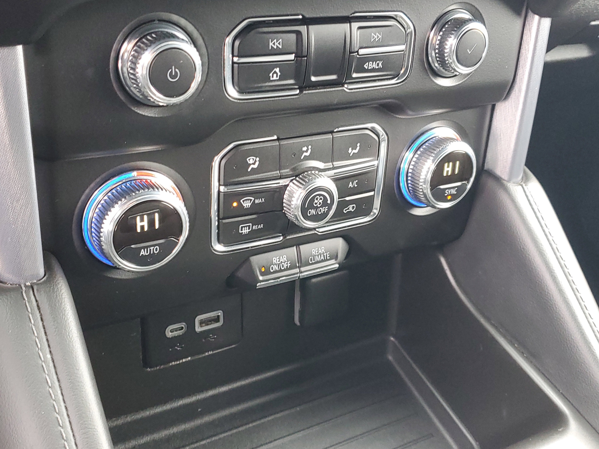 2024 GMC Yukon SLE - Photo 17