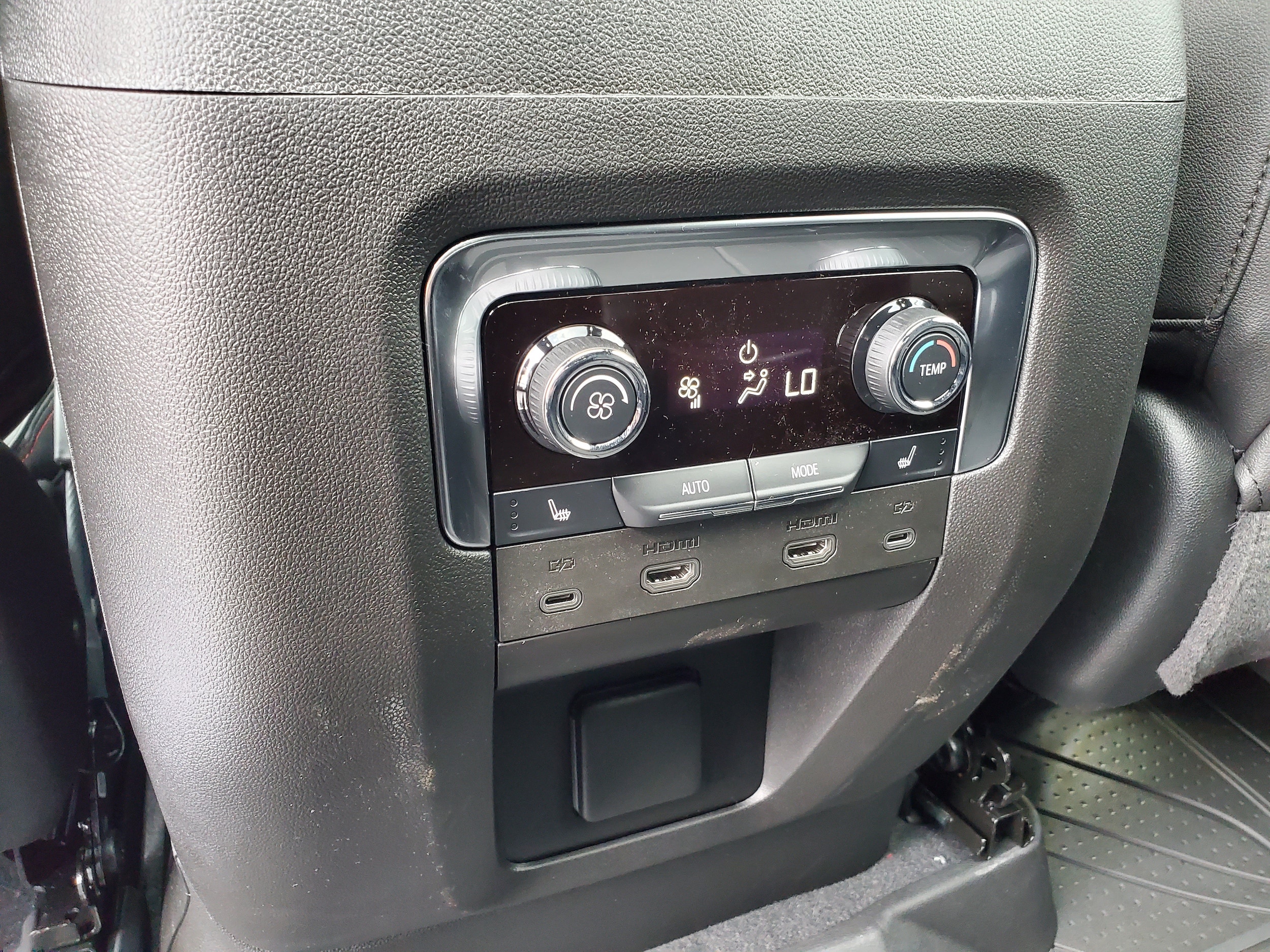 2026 Chevrolet Suburban RST - Photo 29
