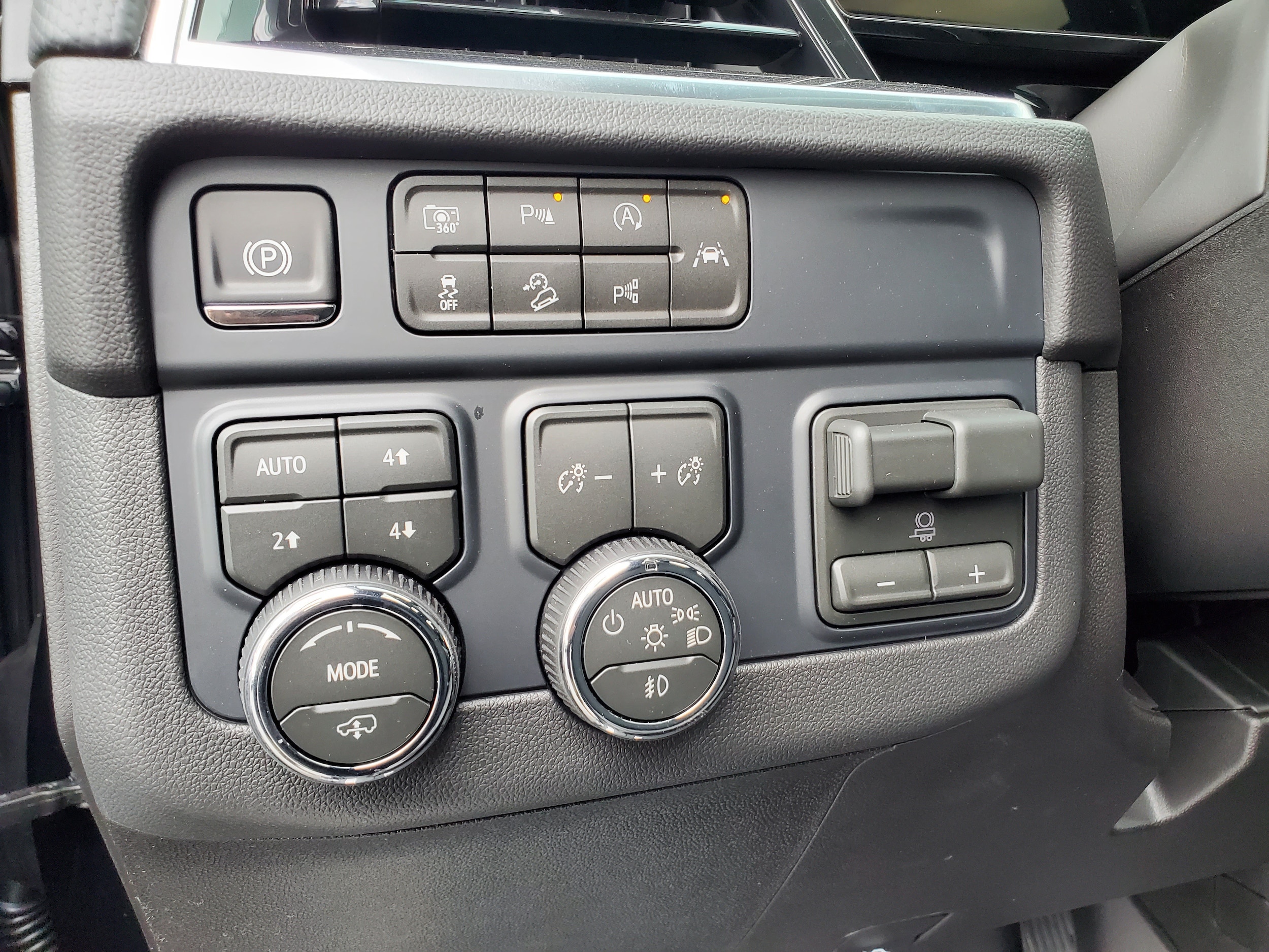 2026 Chevrolet Suburban RST - Photo 8