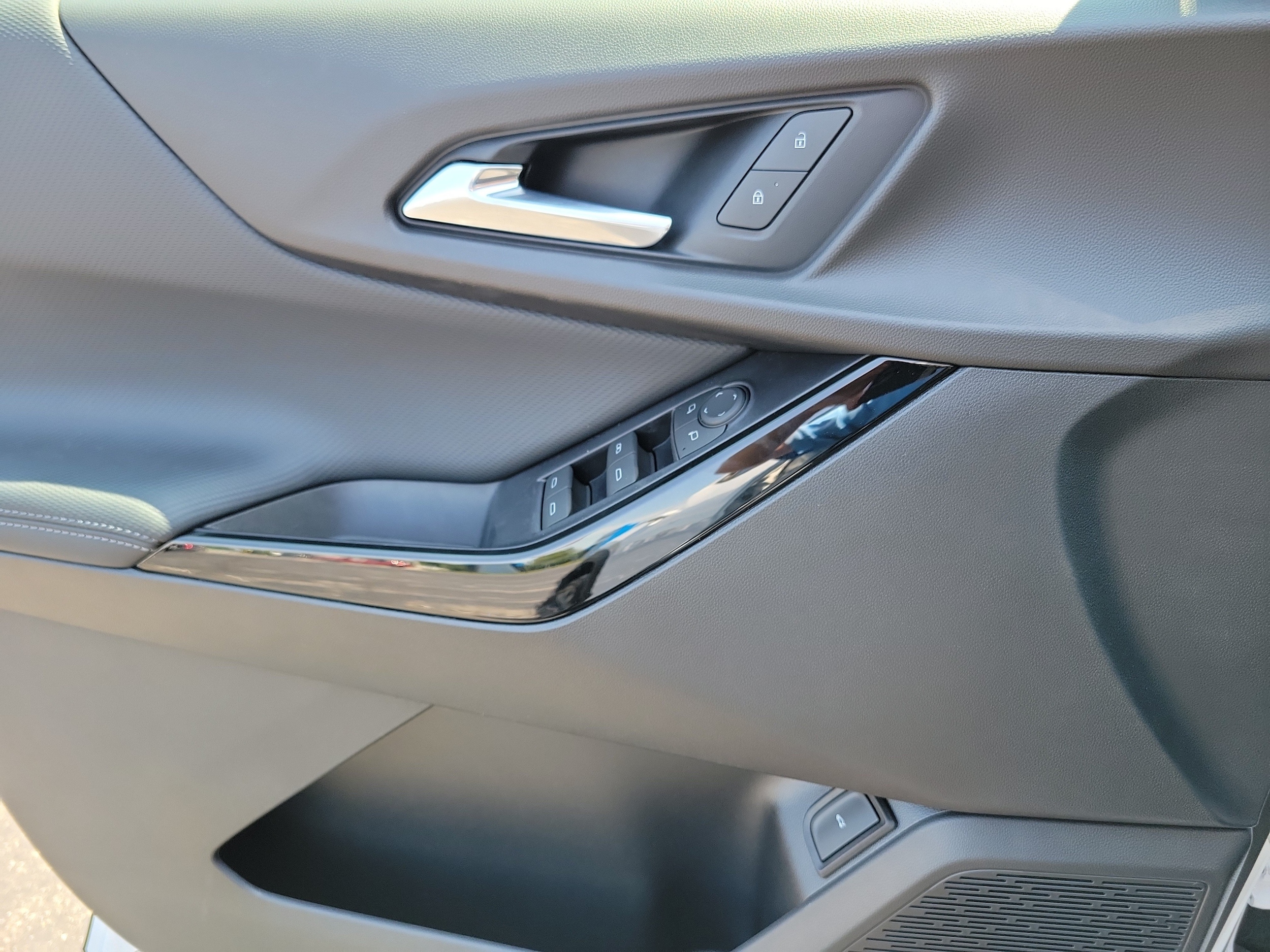 2027 Chevrolet Equinox LT - Photo 20